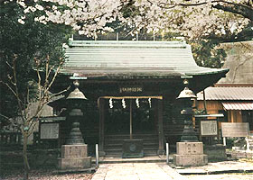 日本資本主義と民間神道 : 諏訪の製糸業と諏訪大社信仰(河村望